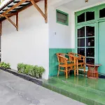 Oyo 94082 Hotel Gurita