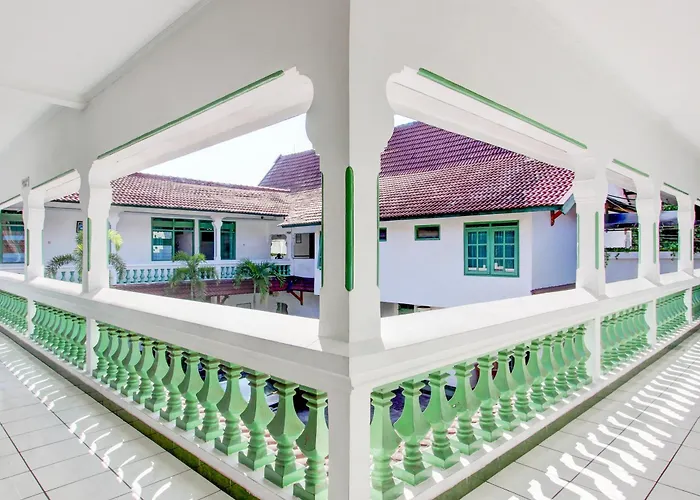 Oyo 94082 Hotel Gurita